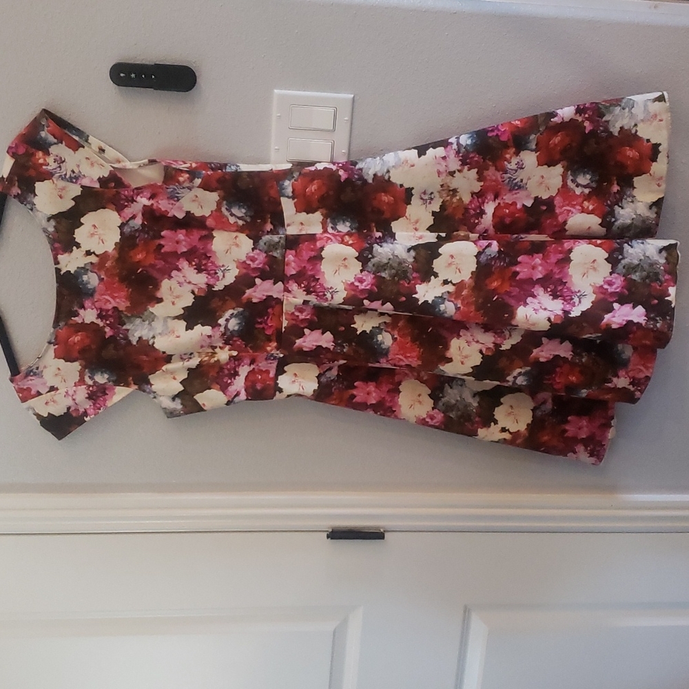 KAYA & SLOANE FLOWER PRINT DRESS SIZE SMALL